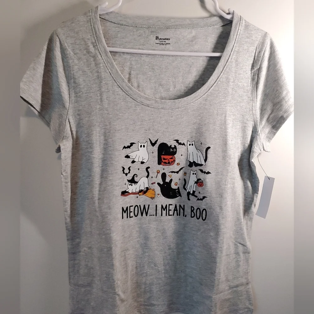No Boundaries Light Gray Halloween Cat Graphic Tee